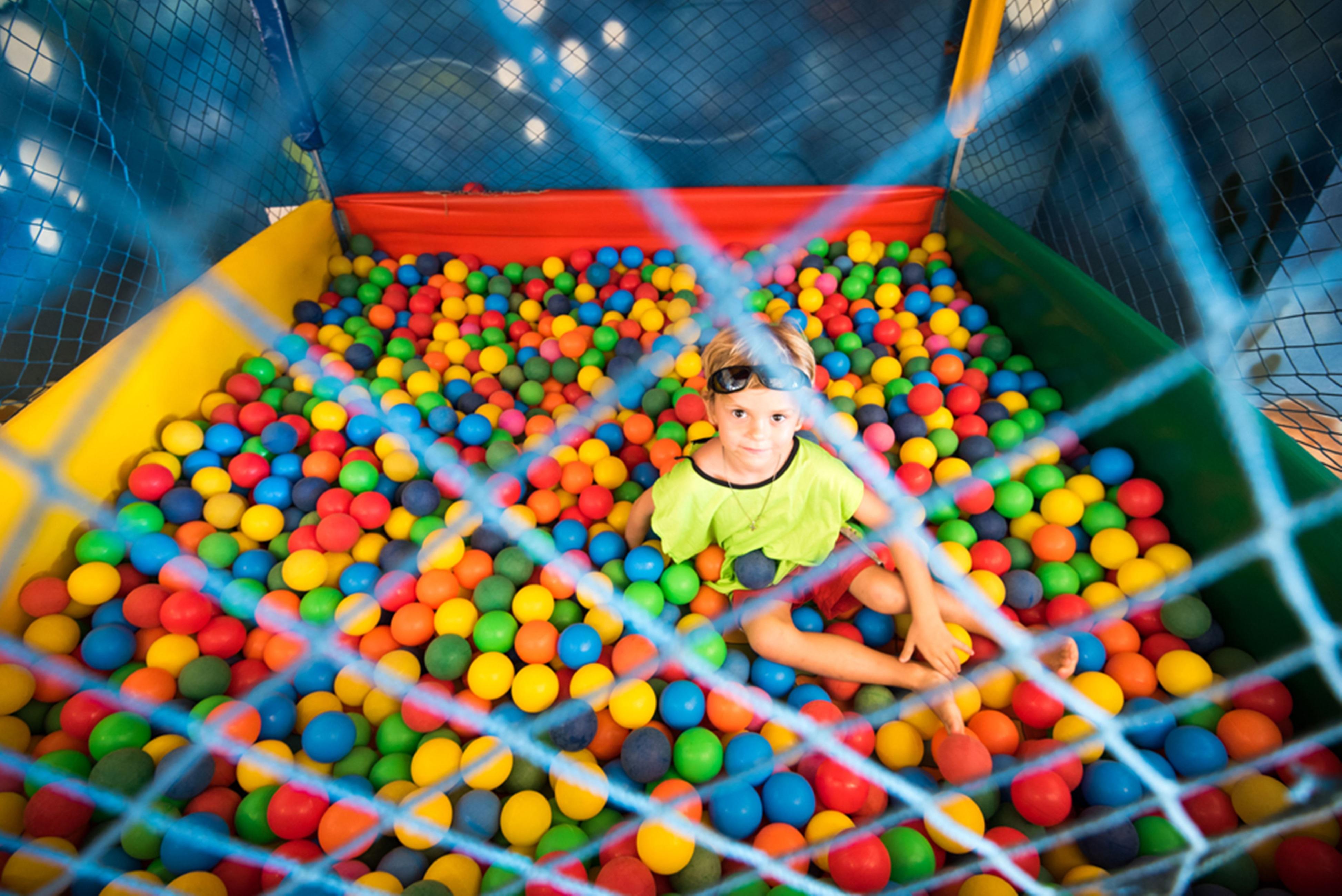 Vila Gale Eco Resort Angra Ангра-дус-Рейс Екстер'єр фото A child in a ball pit