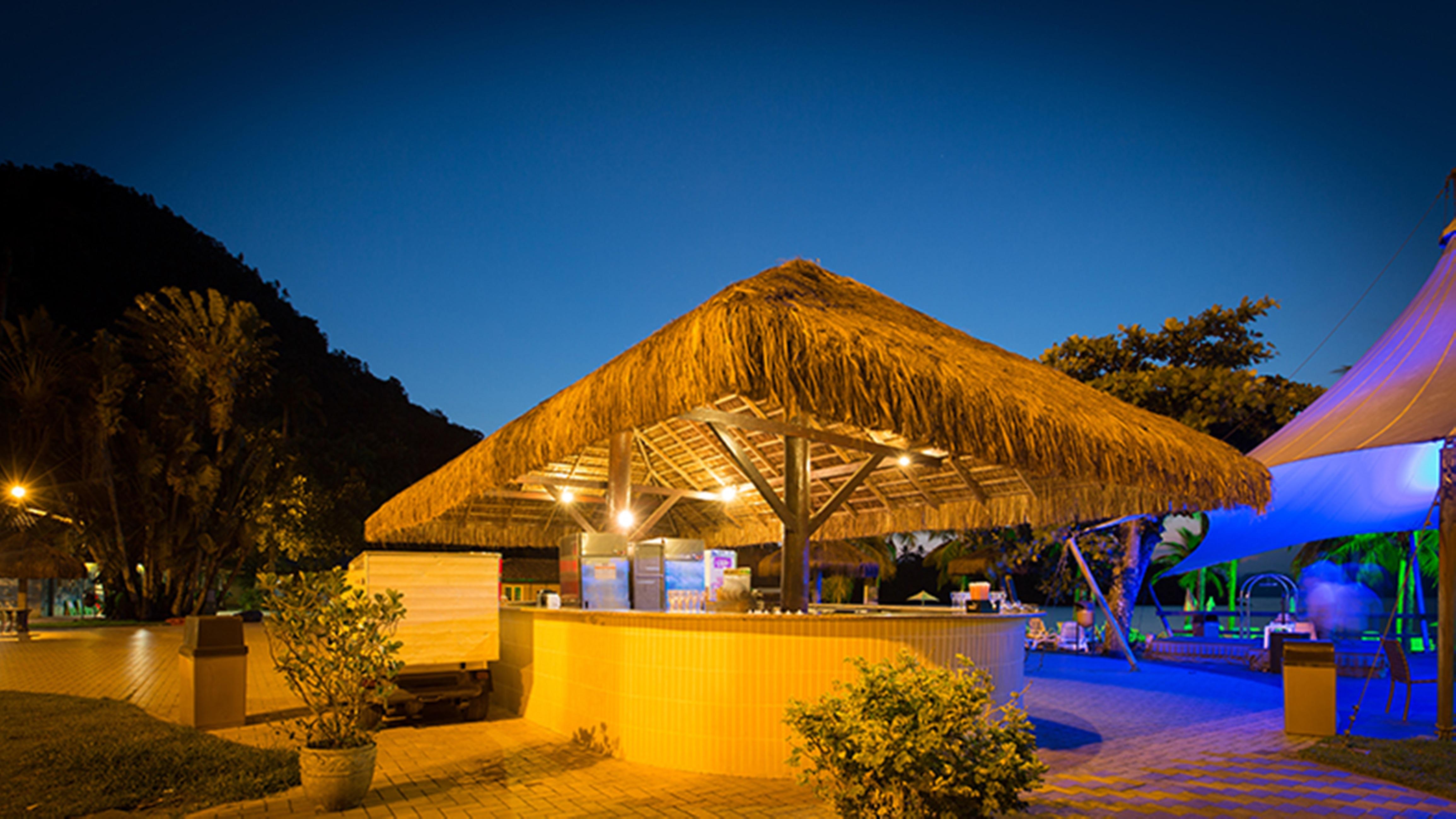 Vila Gale Eco Resort Angra Ангра-дус-Рейс Екстер'єр фото The beach bar at night